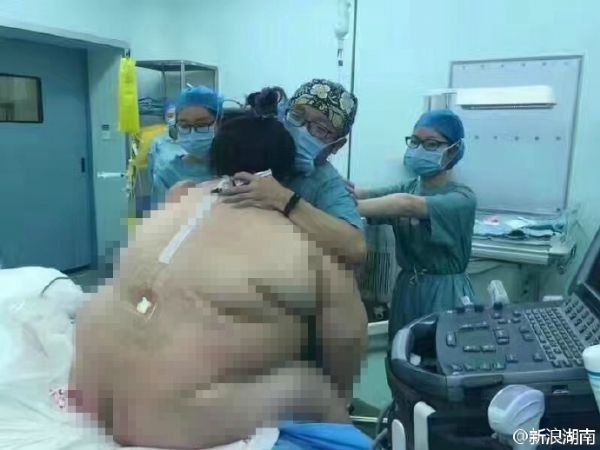 用<font color="red">嘴</font>吸痰，16名医务人员为长沙280斤危重孕妇生二胎