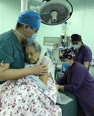 102岁老人骨折手术 医生“抱式麻醉”成网红
