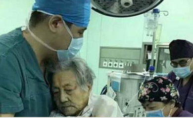 暖暖的麻醉！102岁老人骨折，医生抱着她做手术