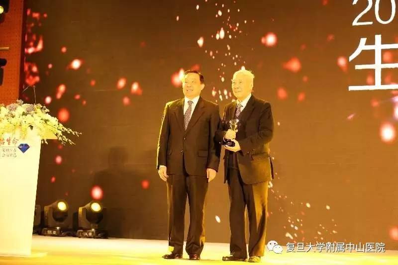 陈灏珠院士荣获2016年度全国荣耀医者公益评选之最高奖项“生命之尊”奖