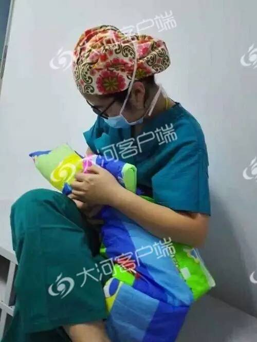 郑州护士给患者宝宝喂奶意外走红:这是母亲的<font color="red">本能</font>