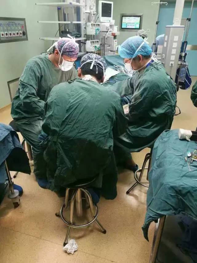 整整10个小时，这位医生自己坐轮椅、戴护具完成了8台手术！