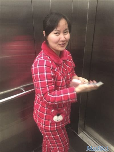 电梯里“捕获”的女医生 穿睡衣赶手术成网红