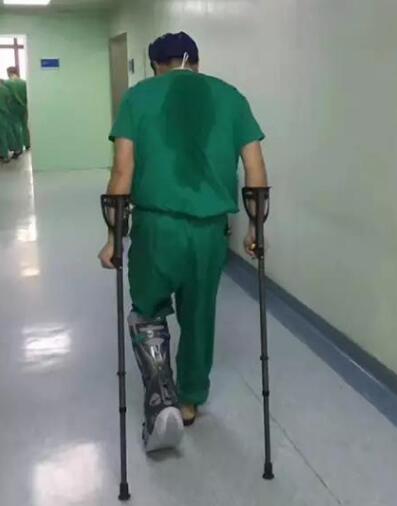 暖闻｜上海一<font color="red">骨科</font>医生跟腱断裂，4天后绑支具站着做两台手术