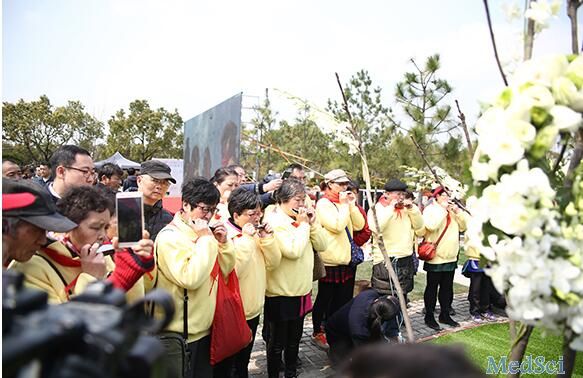 上海11名“癌友”集体花坛葬，千余名病友共同送别