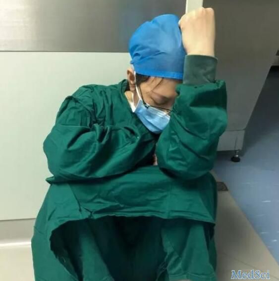 武汉一女医生一天连做7台手术，手术间隙坐在地上睡着了
