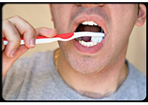 牙齿掉光也要认真刷“<font color="red">牙</font>” ，有助增强咳嗽反射功能
