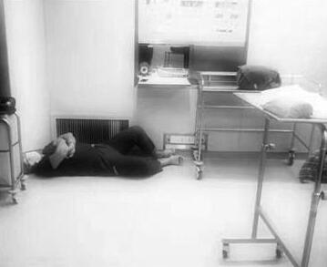 又是一个不眠之夜：医生累得躺在手术间睡着了