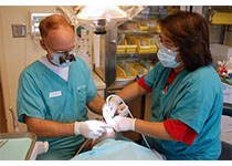 J Clin Periodontol：牙周手术结合抗菌光动力疗法治疗慢性牙周炎的效果观察：一项临床随机对照试验