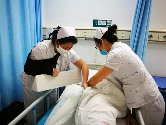 一护士抢救病人6小时，致右手肩袖撕裂伤