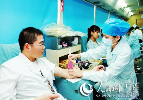 广西：医生撸袖献血迎医师节 带动公众无偿献血