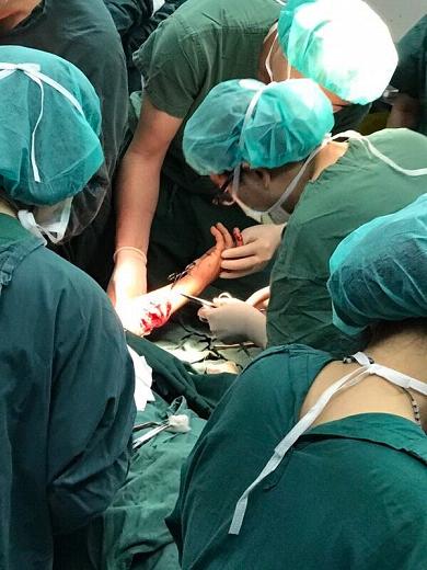 天津一医生被前患者砍断颈动脉 陷入深度昏迷
