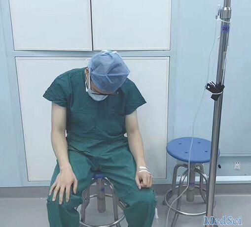 南京90后医生带病连做5台手术，吃药“硬抗”手术间歇挂水