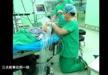 这位医生跪着做手术救小孩命，一干就是25年