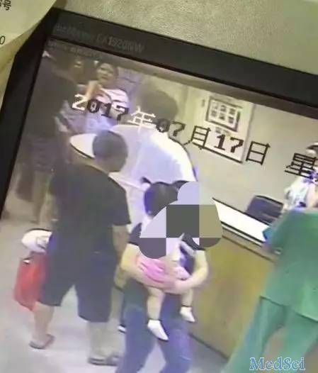 上海一护士遭公职人员辱骂推搡！三部委发文，涉医违法犯罪将入征信“黑名单”并通知单位