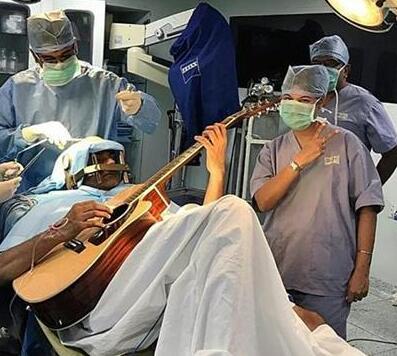 特殊的手术：印度一男子边做<font color="red">脑部</font>手术边弹吉他