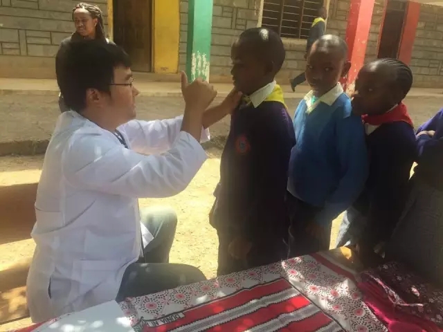 <font color="red">总统</font>带头服他们开的药，中国医生在非洲竟然那么火