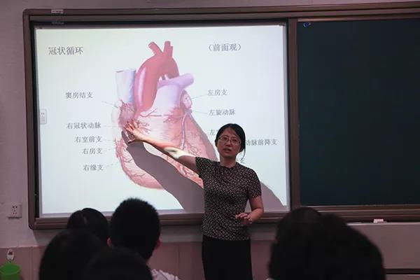 <font color="red">江苏中学</font>选修医学课：鼓励学生将来当医生！