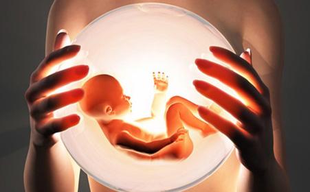 美国首个在移植子宫内孕育的宝宝诞生