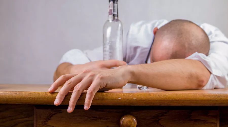 过量饮酒伤的是自己的肝——酒精性肝病