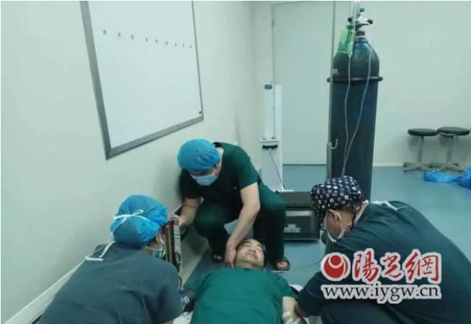 咸阳医生连续工作19小时 手术室突然晕倒