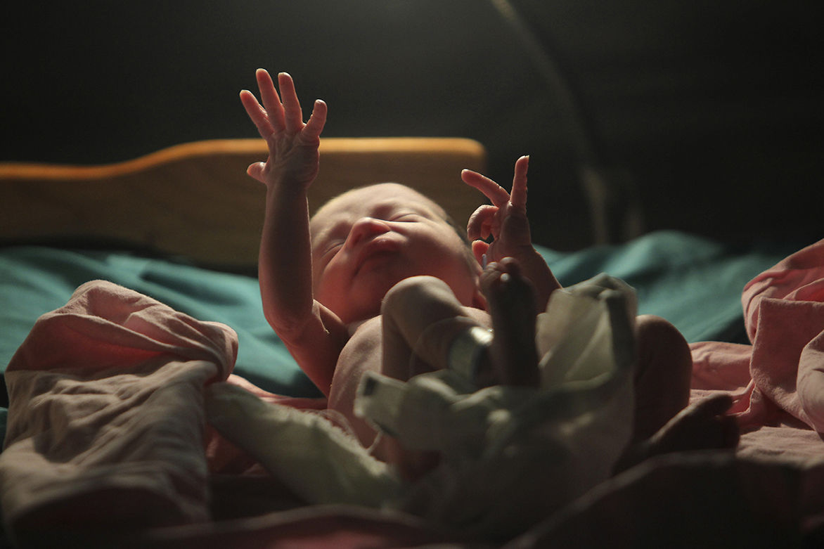 Nautre：婴儿身上的首批细菌来自出生前？