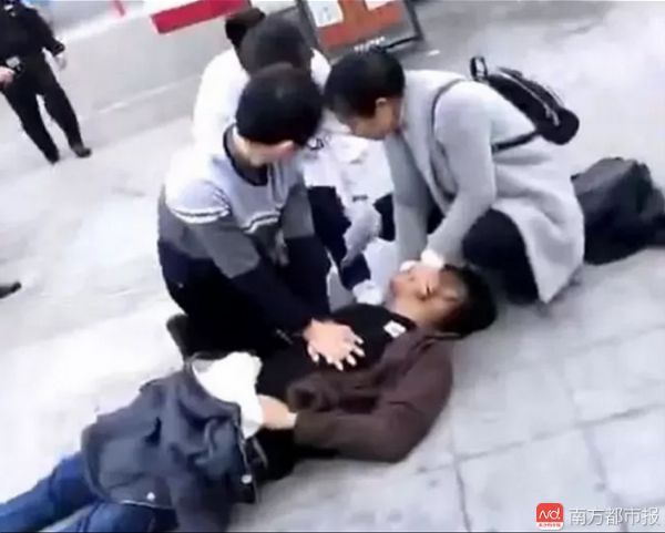惠州男子街头心脏骤停 医生路过挽回生命