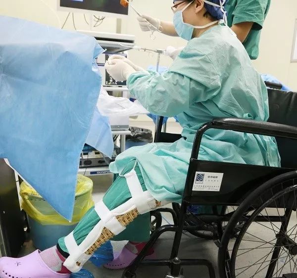 上海一女医生坐着轮椅做手术：自己扛一下 让患者安心过年