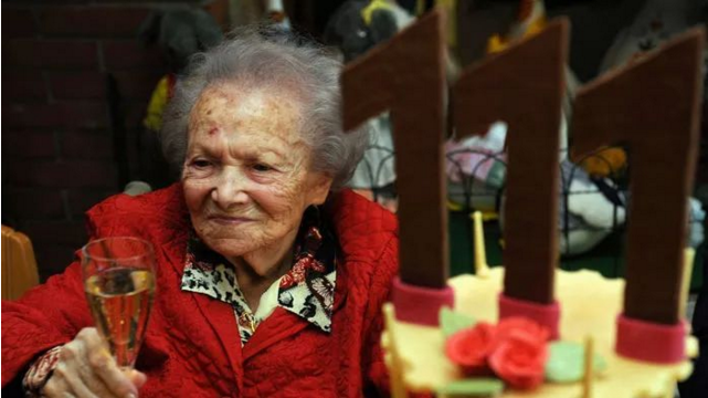 Science：只要活得够长，衰老就追不上你！科学家发现，105 岁死亡风险即进入平台期，人类寿命极限远比我们想得更长