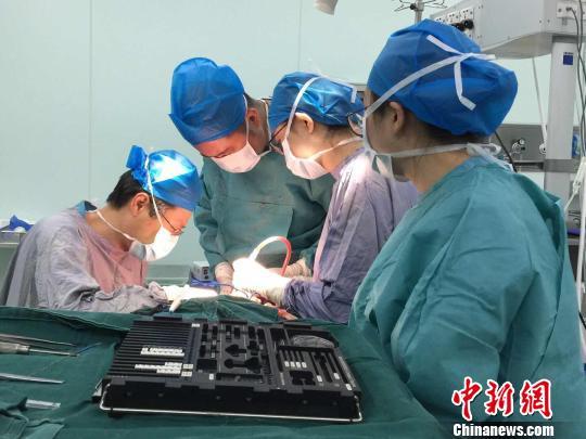 医生近十小时手术切除动脉体瘤 拒收家属2万元“红包”