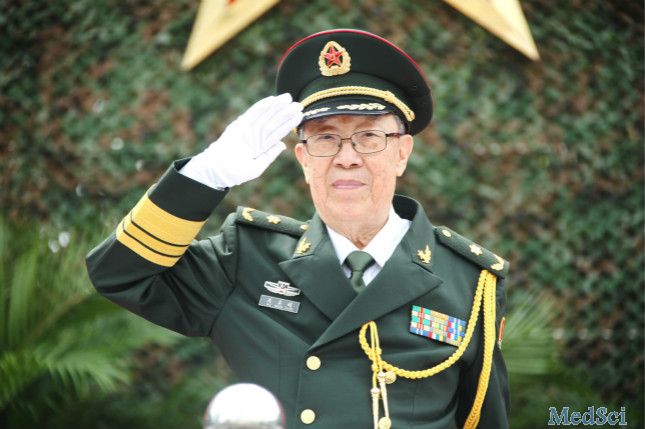 97岁“中国肝胆外科之父”吴孟超今天院士退休，从医70年，<font color="red">救治</font>1.6万肝胆病人，他说：只要病人需要，我随时可以投入战斗！