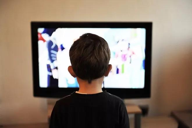 JAMA Pediatr:玩手机、看电视……孩子沉迷“屏幕”，或将影响其大脑发育