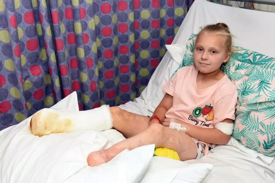 7岁女孩双腿被截肢，只因这个医生把脑膜炎当胃病<font color="red">治</font>？