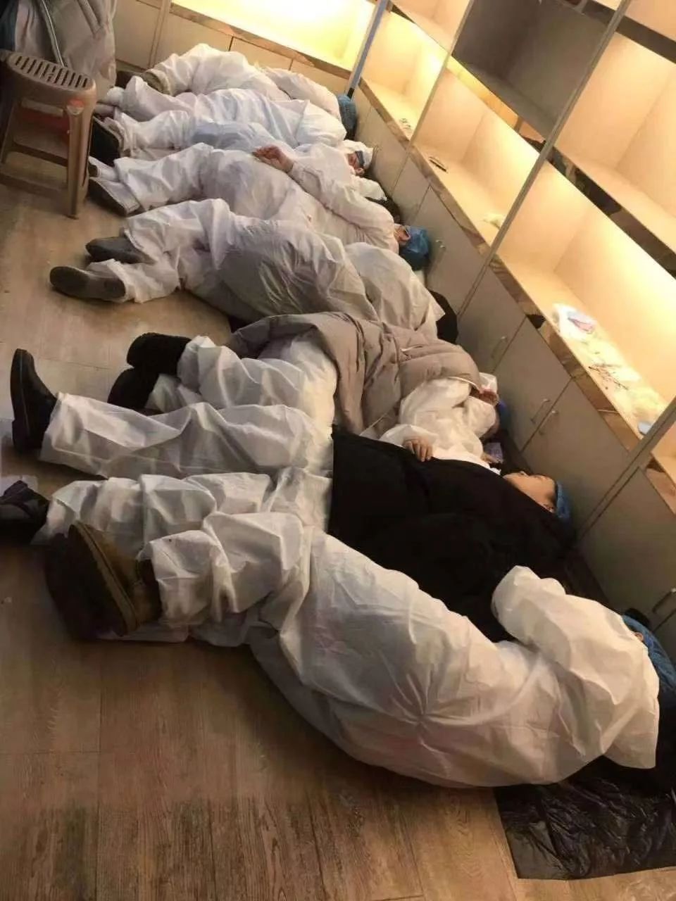 武汉前线：累到席地而睡的医护人员，<font color="red">令人心</font>疼！你们辛苦了！